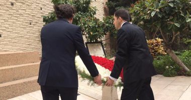 بالصور ..قنصل تركيا بالإسكندرية يضع إكليل زهور على قبر الشهداء