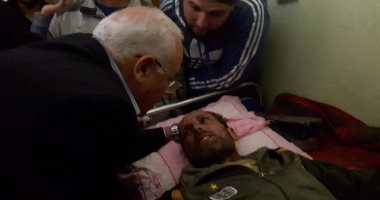بالصور.. محافظ بورسعيد يزور صياد أصيب فى اصطدام قارب بـ"كوبرى النصر" 