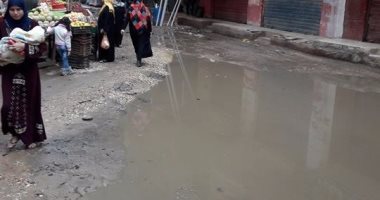 بالصور .. مياه الصرف الصحى تغرق شارع "أبو زيد بدر" فى فيصل 