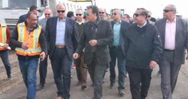 وزير النقل يتفقد مشروعات الطرق بالإسكندرية وخط سكة حديد برج العرب