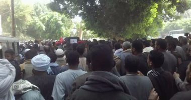 بالصور.. الآلاف يشيعون جثمان الشهيد عبادى بمدينة إسنا بمحافظة الأقصر