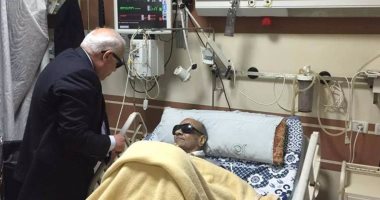 محافظ بورسعيد يزور قائد المقاومة الشعبية ضد الانجليز بالمستشفى العسكرى