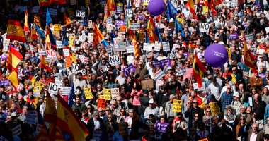 بالصور.. برشلونة تنتفض..آلاف المتظاهرين فى الشوارع احتجاجا على انفصال كاتالونيا
