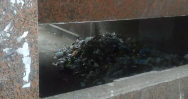 قارئ يشكو من تراكم القمامة بجراج أسفل حديقة الخالدين التاريخية بالإسكندرية