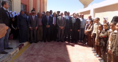 محافظ جنوب سيناء يفتتح مدرسة المروة للغات بالطور ويمنحهم 5 آلاف جنية مكافأة