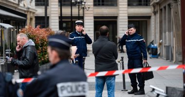 بالصور..الشرطة الفرنسية تطوق مبنى محكمة وسط باريس بعد إنذار بوجود قنبلة