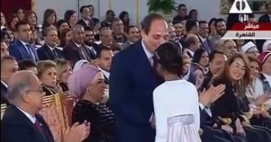 الرئيس يقبل رأس طفلة بعد تألقها فى غناء "ست الحبايب" بيوم المرأة المصرية