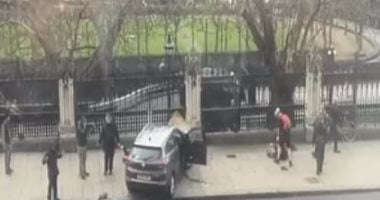 أول صورة لاصطدام سيارة الإرهابيين بسياج مبنى البرلمان البريطانى