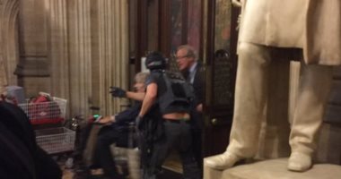 أعضاء البرلمان البريطانى ينشرون صور رجال الشرطة داخل مبنى المجلس