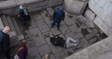  بالفيديو والصور.. ضحايا "حادث البرلمان البريطانى" على رصيف جسر ويستمنستر 