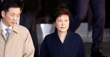 بالصور.. بعد استجوابها 14 ساعة رئيسة كوريا الجنوبية المعزولة تعود لمنزلها