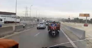 بالفيديو..سيارة نصف نقل تحمل "تروسيكل" بطريق العامرية فى الإسكندرية 