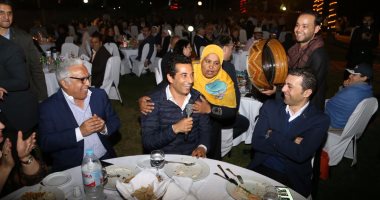 بالفيديو والصور.. عمرو سعد يغنى "على ورق الفل دلعنى" بمهرجان الأقصر