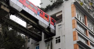 الصين تدشن قطار يمر داخل برج سكنى لحل أزمة كثافة السكان