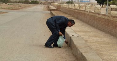 رئيس مدنية أبو رديس يجمع القمامة بنفسه ويحيل مسئول النظافة للتحقيق