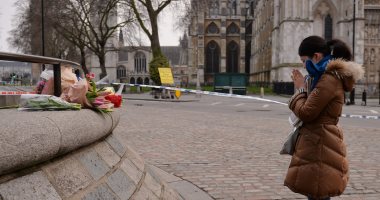 بالصور.. مواطنون بريطانيون يضعون أكاليل من الزهور تأبينا لروح ضحايا هجوم لندن