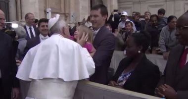 بالفيديو.. طفلة تنزع قلنسوة بابا الفاتيكان أثناء تقبيله لها