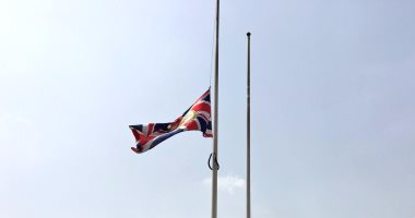 سفارة بريطانيا بالقاهرة تنكس الأعلام حدادا على ضحايا "ويستمنستر" فى لندن