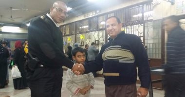 الشرطة تعيد طفل هارب من أسرته لأحضان والديه فى بنى سويف