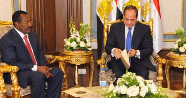 السيسي يتسلم رسالة من البشير تؤكد العلاقات الأخوية بين مصر والسودان