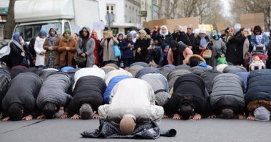 بالفيديو.. اشتباكات عنيفة بين شرطة باريس ومسلمين معارضين لإخلاء مسجد 