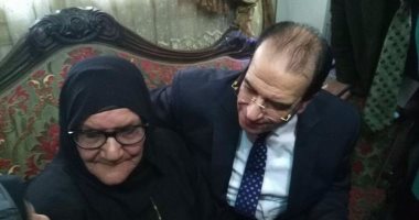 بالصور.. محافظ الدقهلية للحاجة سبيلة: "أنت عنوان للأم المصرية"