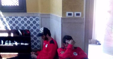 بالصور .. لاعبو المنتخب يؤدون صلاة الجمعة بفندق الإقامة بالإسكندرية
