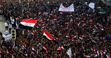 بالصور.. آلاف العراقيين يتدفقون إلى ساحة التحرير بوسط بغداد للاحتجاج على الفساد