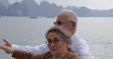 الرئيس الإسرائيلى يلتقط صورا مع زوجته على طريقة فيلم "تيتانيك"