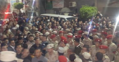 بالفيديو والصور.. الآلاف بالإسماعيلية يشيعون "شهيد سيناء".. والمحافظ يتقدم الجنازة