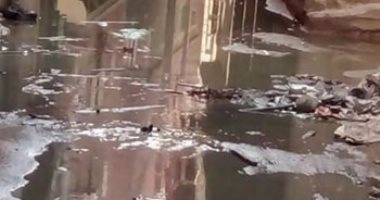 بالصور.. مياه المجارى تغرق شوارع قرية النجارين بدمياط