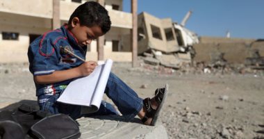 تلاميذ اليمن يتحدون دمار الحرب باستذكار دروسهم على أنقاض المدارس