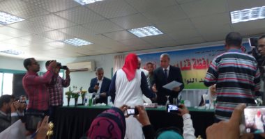 محافظ قنا يكرم أول رئيسة مدينة بأسوان فى يوم المرأة المصرية