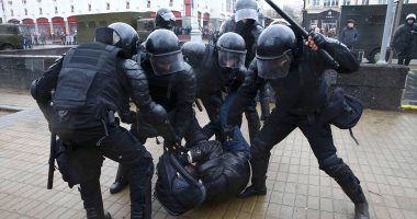 شرطة بيلاروسيا تعتدى بالضرب على محتجين بسبب الضرائب 
