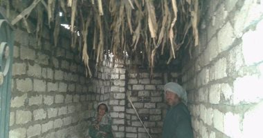بالصور.. مأساة أسرة مريضة تعيش داخل غرفة مسقوفة بالبوص فى سوهاج