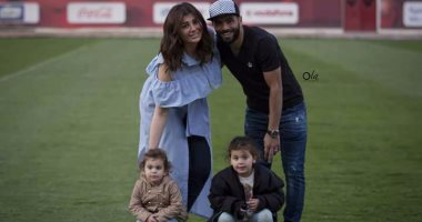 عماد متعب ينشر صورة برفقة زوجته وابنتيه على فيس بوك: "حياتى فى صورة"