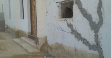 بالصور .. مياه الصرف تهدد جدران المسجد الكبير  بالانهيار فى الداخلة