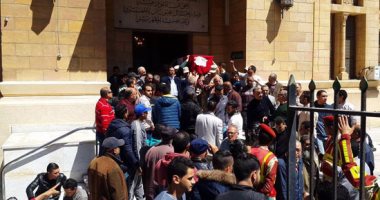 بالصور.. محافظ بورسعيد ومدير الأمن يتقدمان جنازة الشهيد "أبو جمرة"