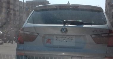 مواطنة ترصد سيارة بلوحات معدنية مطموسة فى حى المعمورة بالإسكندرية