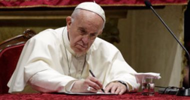 "تليجراف" تزعم بالتزامن مع زيارة البابا: الأزهر لا يقدم ما يكفى لتجديد الخطاب الدينى