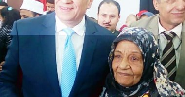 محافظ الدقهلية يكرم بائعة ثلج بالمنصورة مؤكدا : فخر لكل نساء مصر