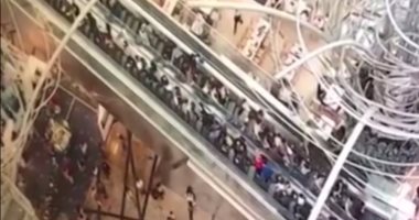 بالفيديو.. انهيار سلم كهربائى بأحدى المحلات بــ"هونج كونج" وإصابة 18 شخصا