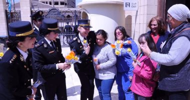 الشرطة النسائية تستقبل الأجانب بالأعلام والورود بالأماكن السياحية