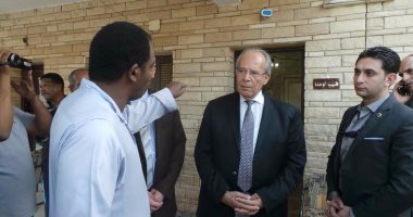 وزير التنمية المحلية يزور وحدة صحية بأسوان ويكتشف تغيب الطبيب