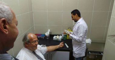 بالصور.. وزير التنمية المحلية يحلل دمه داخل مستشفى أسوان العام ويدفع