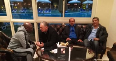 بالصور.. أبو ريدة ومجاهد وعامر حسين يرحبون بمنتخب توجو فى فندق الإقامة