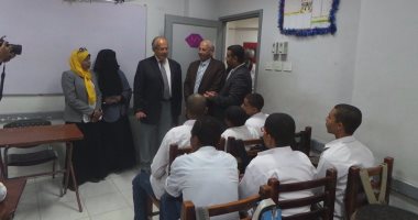 بالفيديو والصور.. مدرسة التمريض تفتح ليلاً من أجل زيارة وزير التنمية المحلية