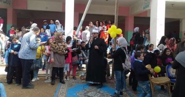 مدير مدرسة تجريبية يُشارك الأطفال فرحتهم بـ"يوم اليتيم" فى الشرقية