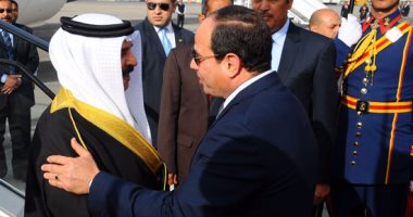 بالصور.. ملك البحرين يصل القاهرة.. والرئيس السيسي يستقبله بالمطار  