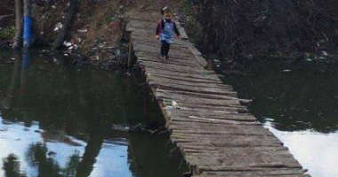 بالفيديو.. جسر خشبى متهالك الطريق الوحيد لأطفال عزبة بكفر الشيخ للمدرسة